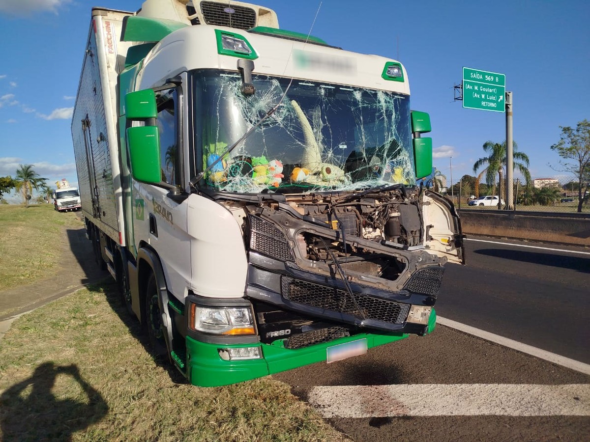 Carro e caminhão que transitavam no mesmo sentido colidem na Rodovia Raposo Tavares, em Presidente Prudente