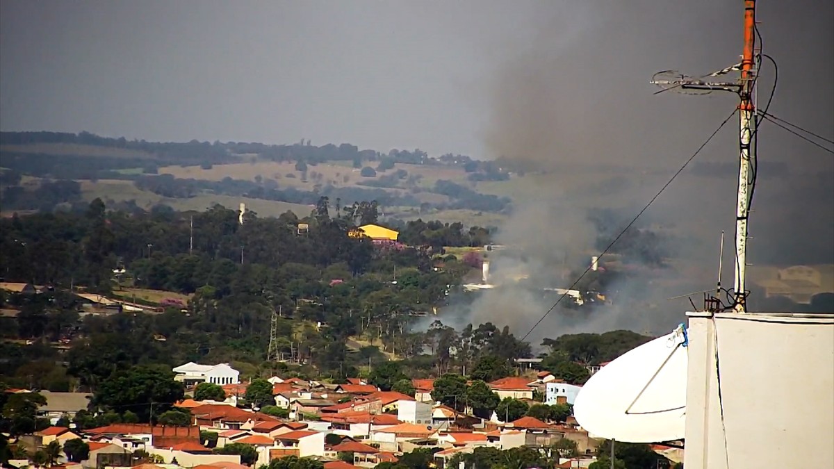 Incêndio atinge área de vegetação no bairro Distrito Industrial, em Presidente Prudente