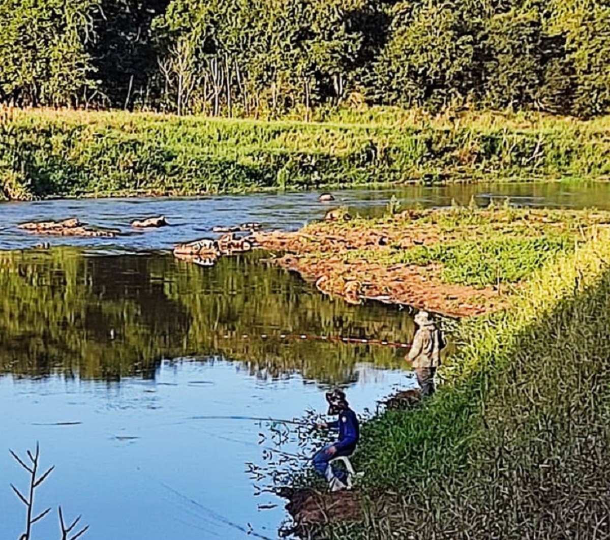 Dupla é flagrada pescando em local proibido em corredeira do Rio Laranja Doce, em Taciba