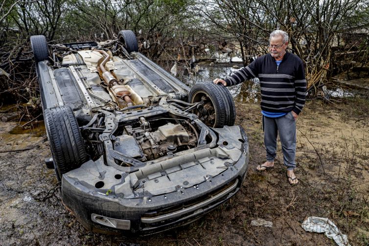 Porto Alegre (RS), 19/06/2024 - Juarez César Coelho em frente a carro capotado na ilha da Picada após chuvas e novos alagamentos. Foto: Bruno Peres/Agência Brasil