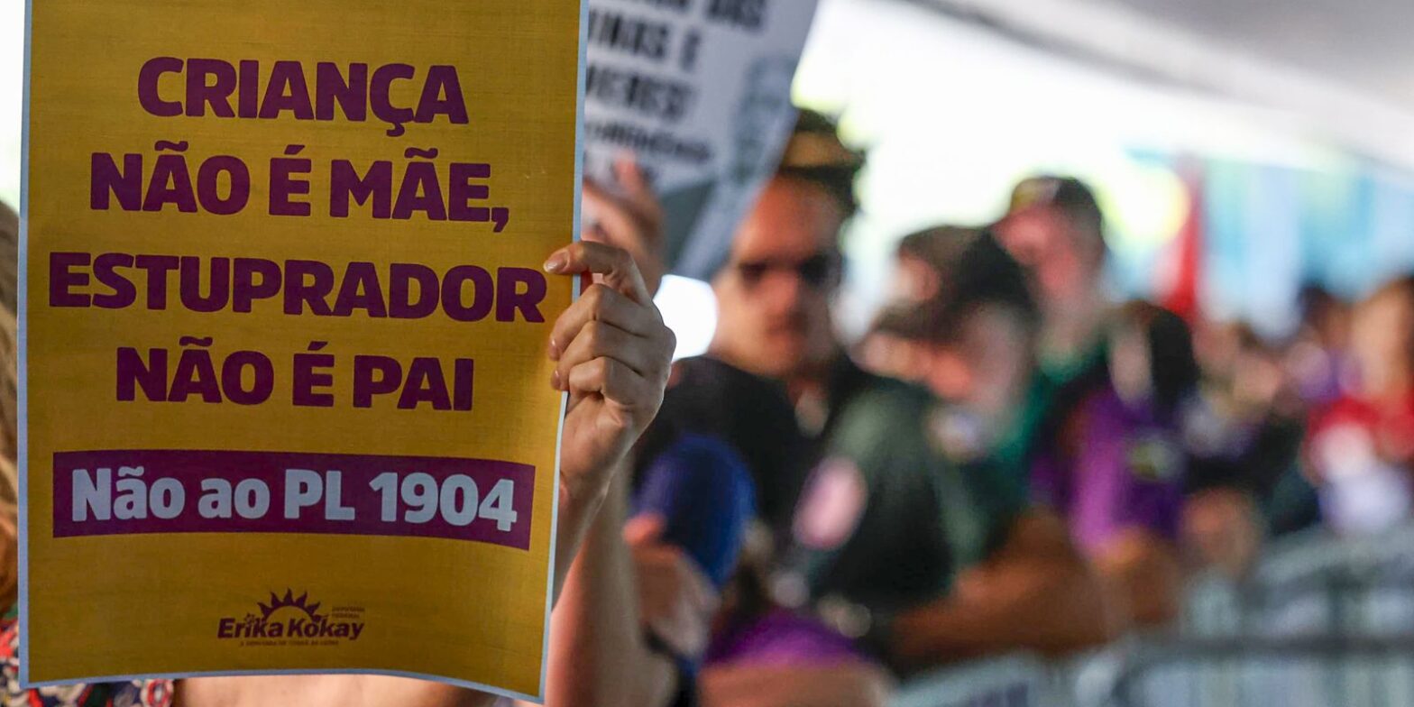 Brasília: mulheres fazem ato contra PL que equipara aborto a homicídio