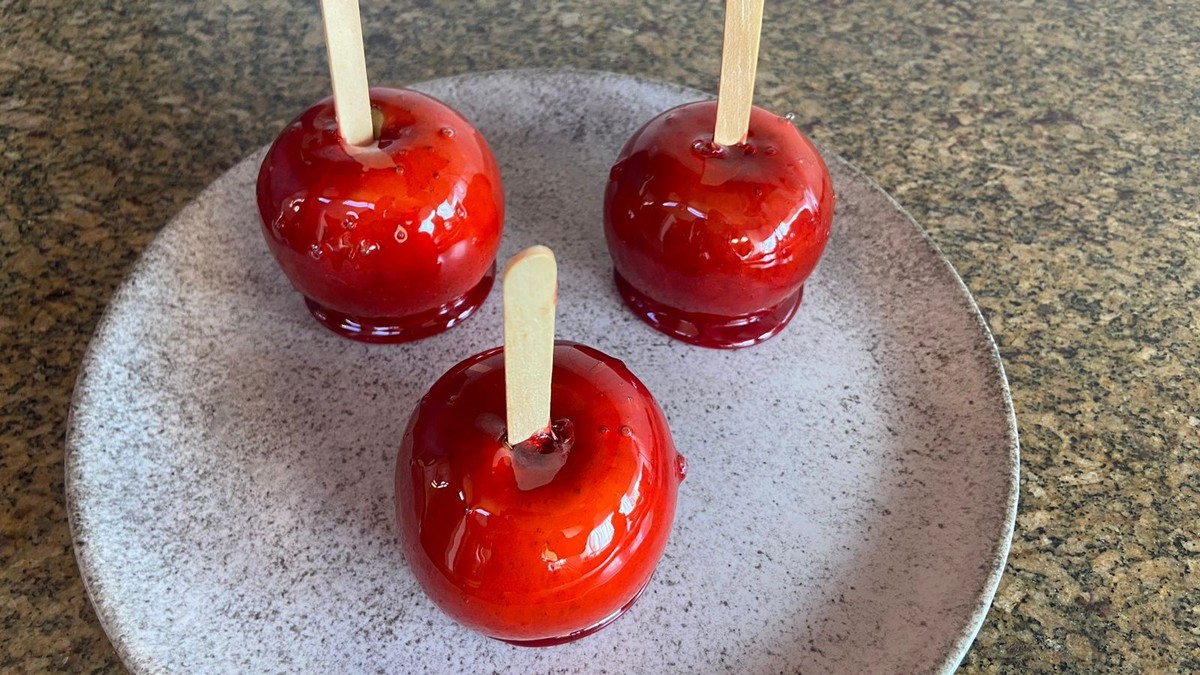 Tradicional sobremesa de festas juninas, Maçã do Amor tem preparo simples e com truques