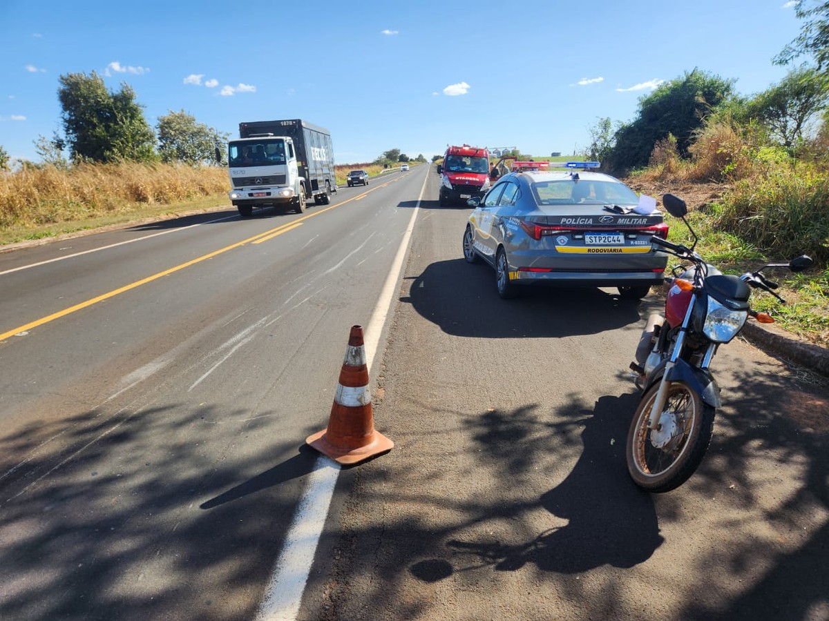 Estouro de pneu derruba motocicleta em rodovia e deixa duas pessoas feridas em Mirante do Paranapanema