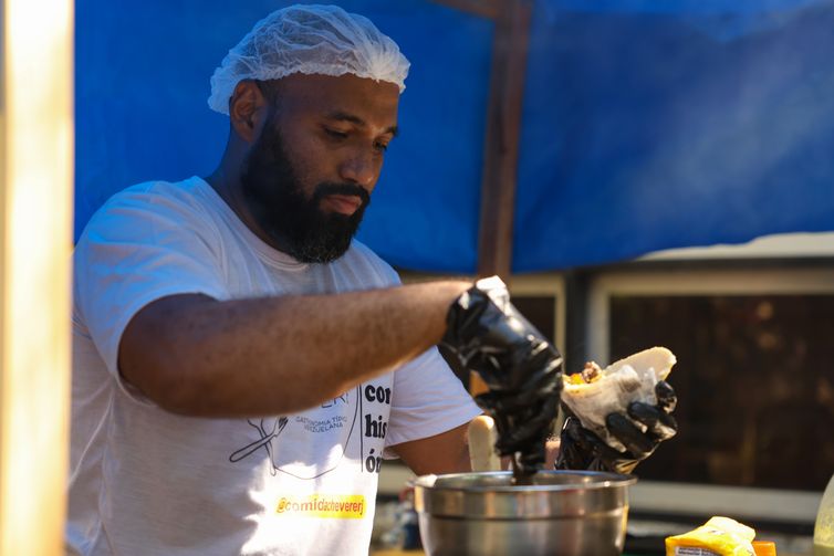 Rio de Janeiro (RJ), 22/06/2024 – O refugiado venezuelano Alejandro Echezuria prepara arepas no Rio Refugia 2024, no Sesc Tujuca, zona norte da capital fluminense. Foto: Tomaz Silva/Agência Brasil