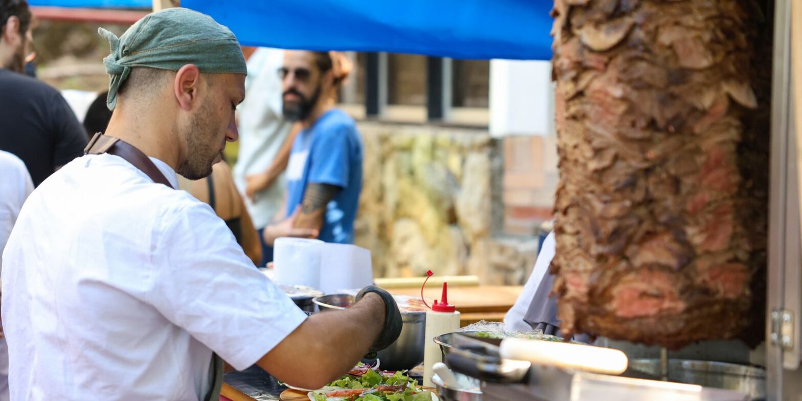 Refugiados compartilham histórias e vivências em feira no Rio