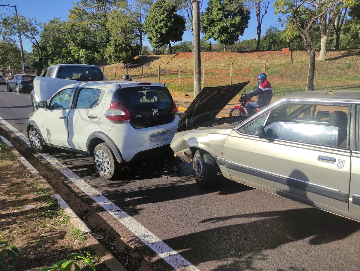 Carro não para no semáforo e causa engavetamento na Avenida Manoel Goulart, em Presidente Prudente