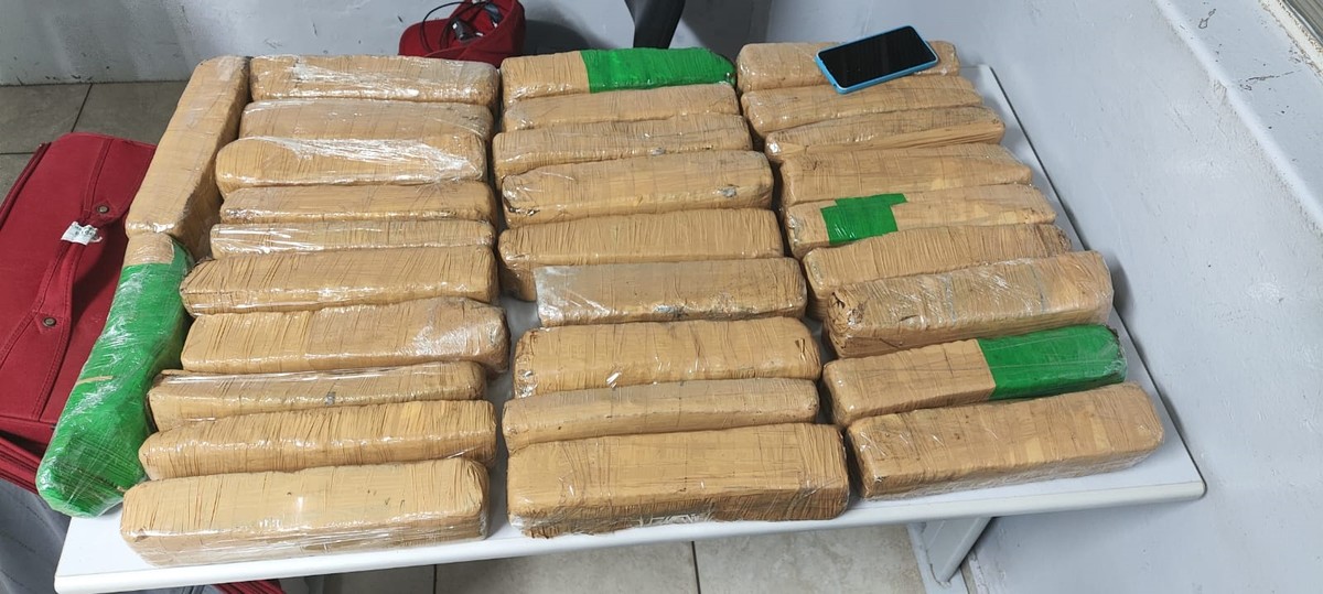 Passageiro é questionado sobre carteira perdida e acaba preso com 30 tabletes de maconha no Terminal Rodoviário