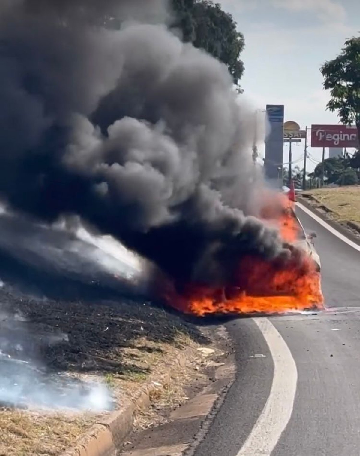 Picape pega fogo em alça de acesso da Rodovia Raposo Tavares à Avenida Joaquim Constantino, em Presidente Prudente