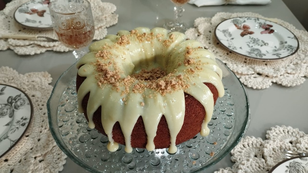 Bolo de Paçoca leva cobertura de brigadeiro branco e pode ser servido nas festas juninas