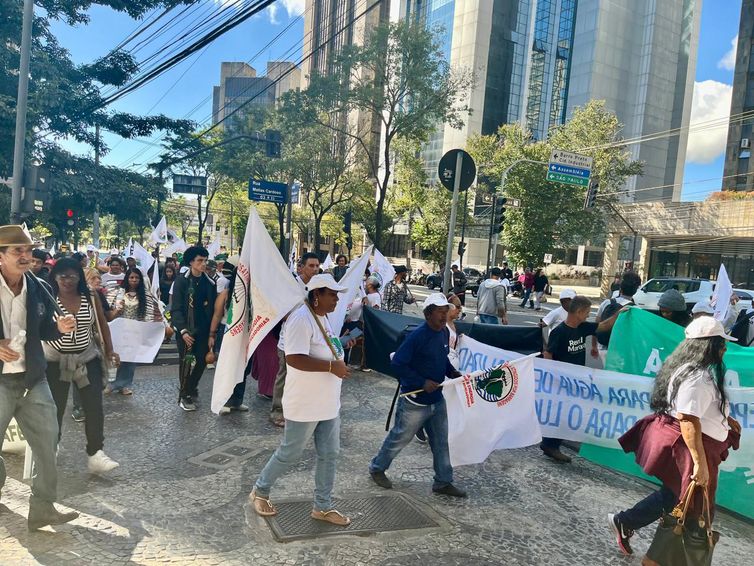 17.06.2024. Belo Horizonte (MG) - Atingidos pelo rompimento da barragem da mineradora Samarco realizaram uma manifestação em Belo Horizonte onde cobram participação nas negociações envolvendo a repactuação do acordo de reparação. 
MAB/Divulgação