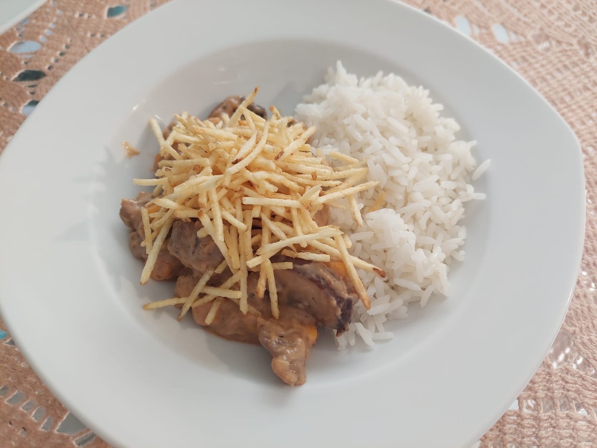 Com tempero do amor, Estrogonofe de Carne pode ser servido em jantar de Dia dos Namorados | Receitando