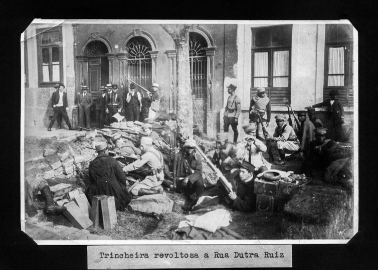 São Paulo (SP) 07/06/2024 - Em 1924, a cidade de São Paulo vivenciou um cenário de guerra. Por 23 dias, bairros operários como a Mooca, Brás, Cambuci, Ipiranga e Belenzinho ficaram sob intenso bombardeio das forças legalistas sob as ordens do ex-presidente Artur Bernardes (1875-1955).
Foto: Acervo Alesp/Divulgação