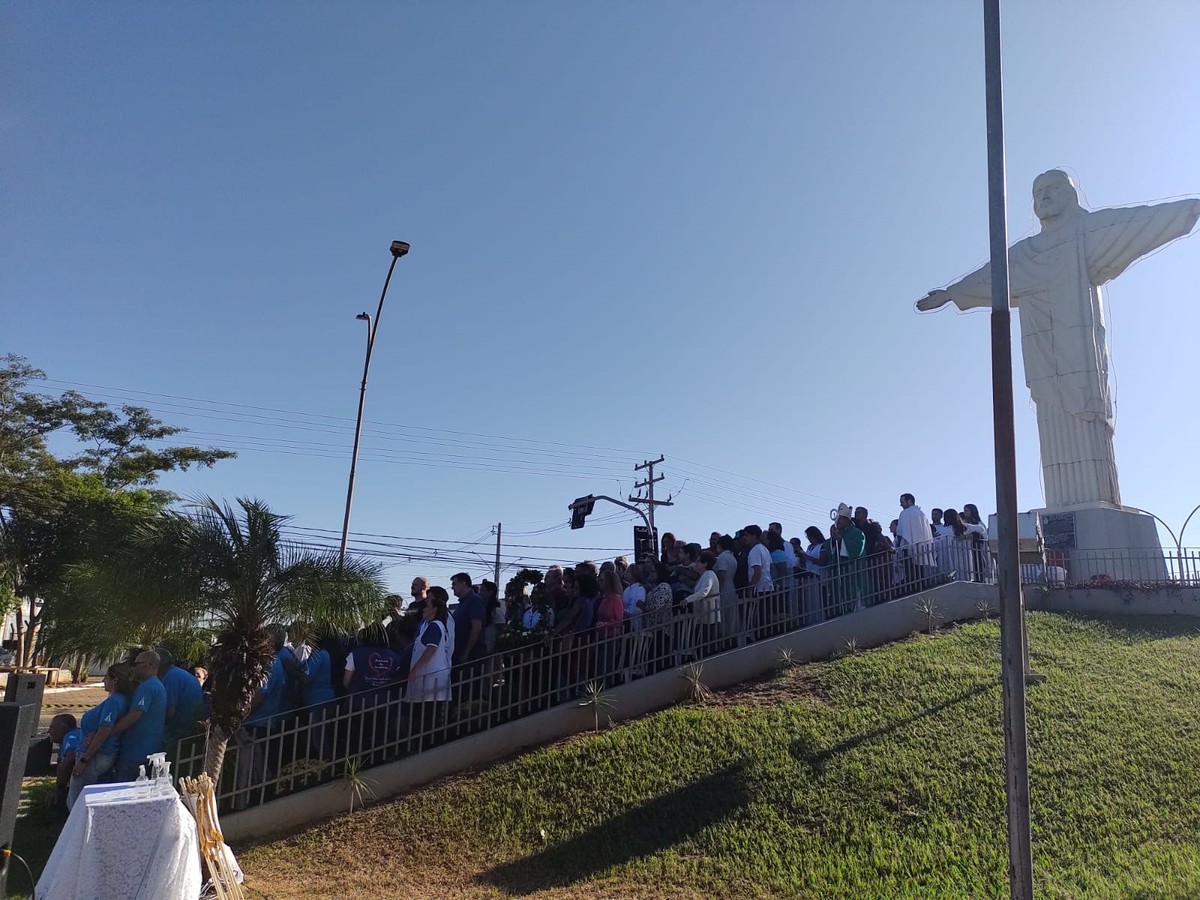 Fiéis se reúnem em missa aos pés do Cristo Redentor para celebrar os 33 anos do monumento, em Presidente Prudente | Presidente Prudente e Região