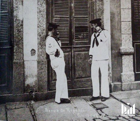 Rio de Janeiro (RJ) 27/06/2024 -  Orgulho LGBT - Marinheiros na porta de prostíbulo 1908 -
Foto: Augusto Malta/Museu Bajubá/Divulgação