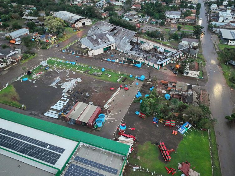 Brasília (DF) 16/06/2024 - No sábado, 15 de junho, por volta de 22h30, ocorreu, na cidade de São Luiz Gonzaga, um fenômeno classificado pela Sala de Situação do Estado como uma microexplosão, decorrente de uma intensa instabilidade associada a uma frente-fria estacionária, juntamente com o fluxo de umidade do norte do país. 

Foto: Casa Civil RS/Divulgação