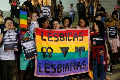 Rio de Janeiro (RJ), 28/06/2023 - Pessoas celebram o Dia Internacional do Orgulho  LGBTQIA+ na Cinelândia, região central da cidade. Foto: Fernando Frazão/Agência Brasil