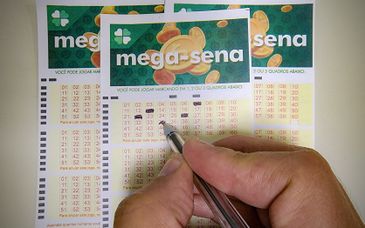 22/06/2023 - Brasília - Mega-Sena, concurso da  Mega-Sena, jogos da  Mega-Sena, loteria da  Mega-Sena. -  Volantes da Mega Sena sendo preenchidos para apostas em casas lotéricas da Caixa. Foto: Rafa Neddermeyer/Agência Brasil/Arquivo