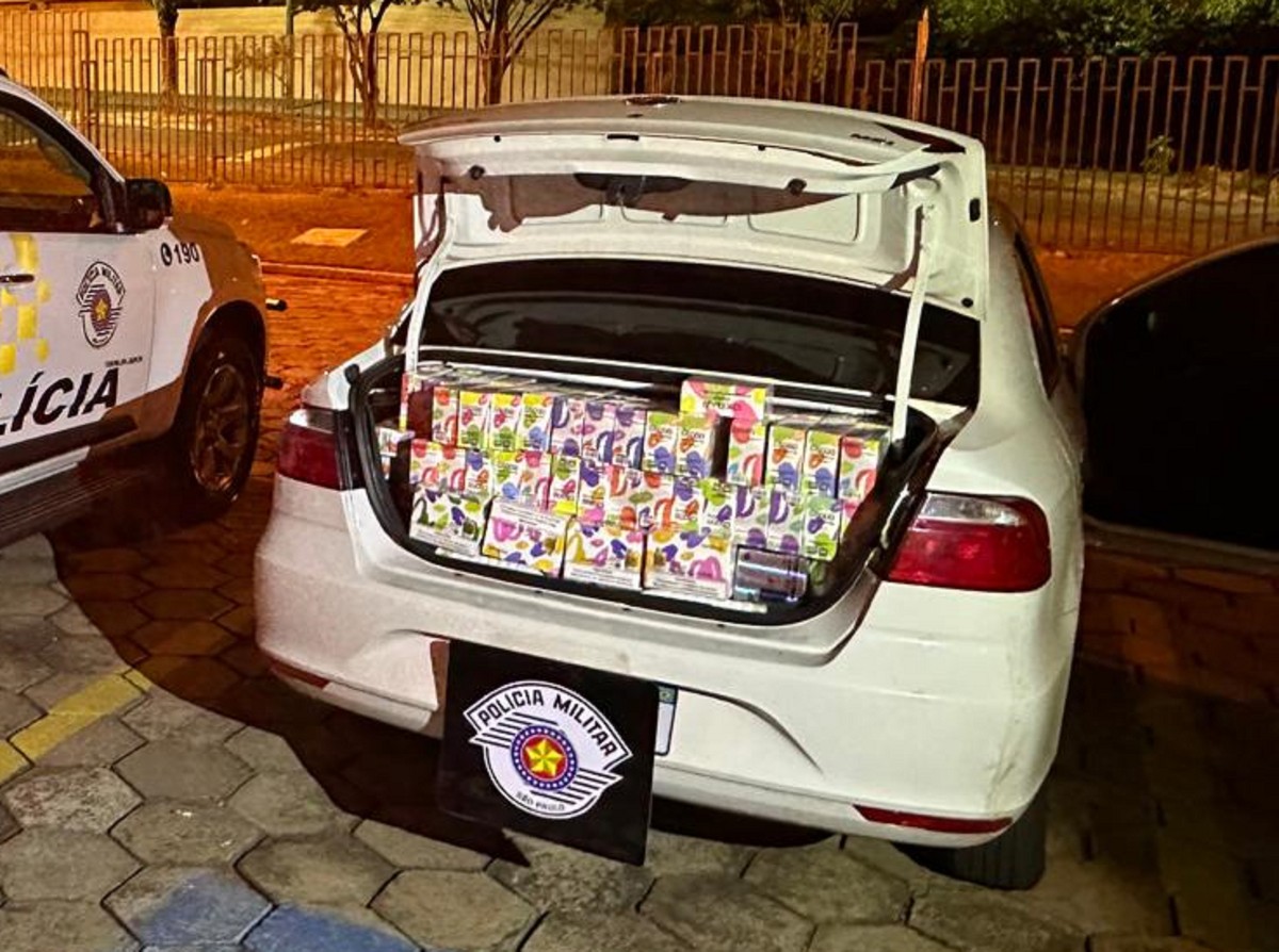 Homem acelera carro ao ver viatura e acaba preso por contrabandear 1,4 mil cigarros eletrônicos, em Pres. Prudente