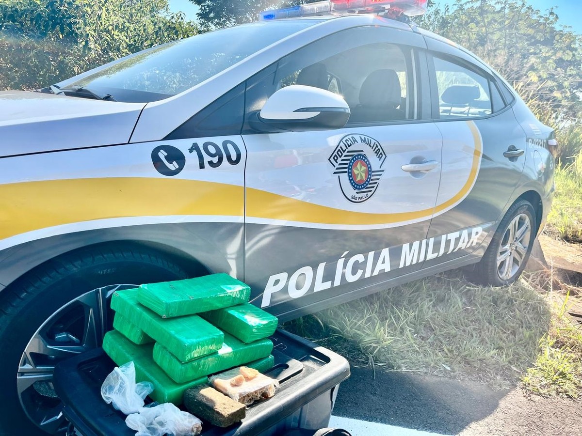Rapaz tenta escapar de moto e a pé de abordagem policial, mas acaba preso com mais de 7kg de drogas em Presidente Bernardes