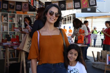 São Paulo (SP), 02/07/2024 - A analista de sistemas Carolina Nicolau Castilho e a filha visitam A Feira do Livro na Praça Charles Miller, no Pacaembu. Foto: Rovena Rosa/Agência Brasil
