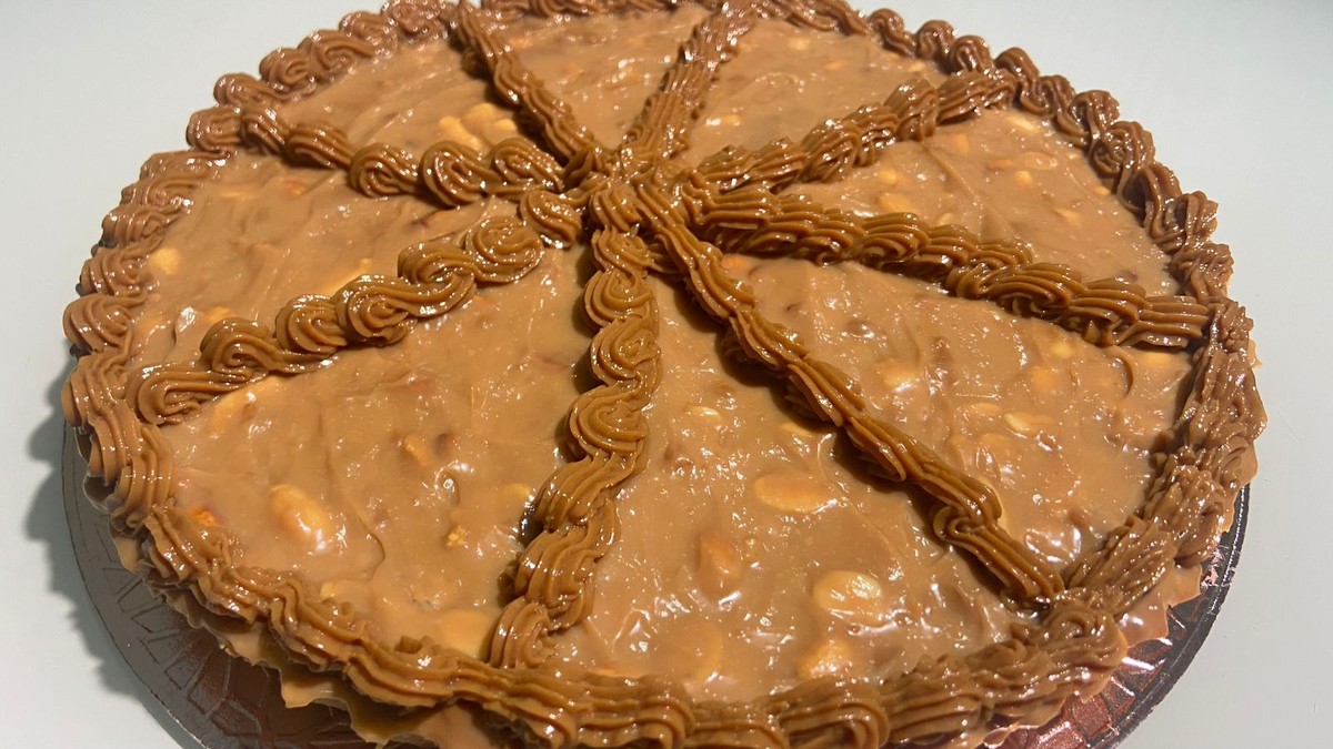 Com ingredientes típicos de festa junina, torta é acompanhada de cocada, doce de leite e amendoim