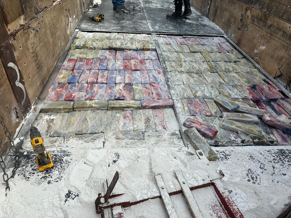 Homem é preso com cerca de 1 tonelada de maconha escondida em fundo falso de caminhão, em Taciba