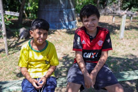 Iranduba, AM 08/07/2024 Nicolas e Adrian, da Comunidade de Tumbira, na Reserva de Desenvolvimento Sustentável (RDS) do Rio Negro, falam com a Agência Brasil.  Foto: Fabio Rodrigues-Pozzebom Foto: Fabio Rodrigues-Pozzebom