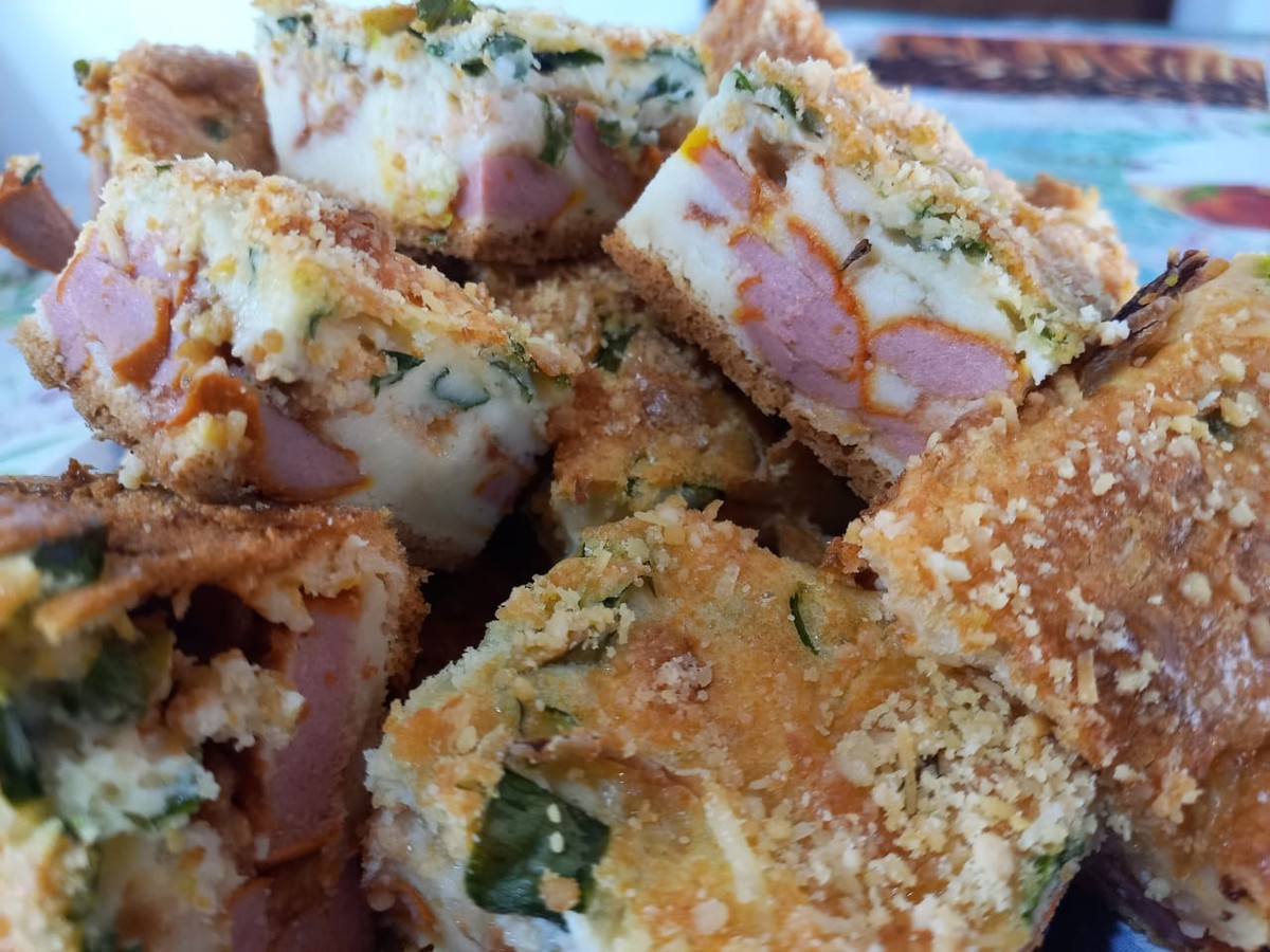 Torta de Salsicha tem cebola e queijo parmesão ralado como ingredientes para dar um toque especial no sabor da receita