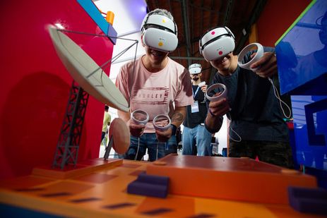 Rio de Janeiro (RJ), 03/10/2023 - RIW - Rio Innovation Week, maior evento de tecnologia e inovação da América Latina , realizado no Pier Mauá, no Centro do Rio. Na imagem, publico joga em ativação com realidade virtual. Foto: Fernando Souza/RIW/Divulgação
