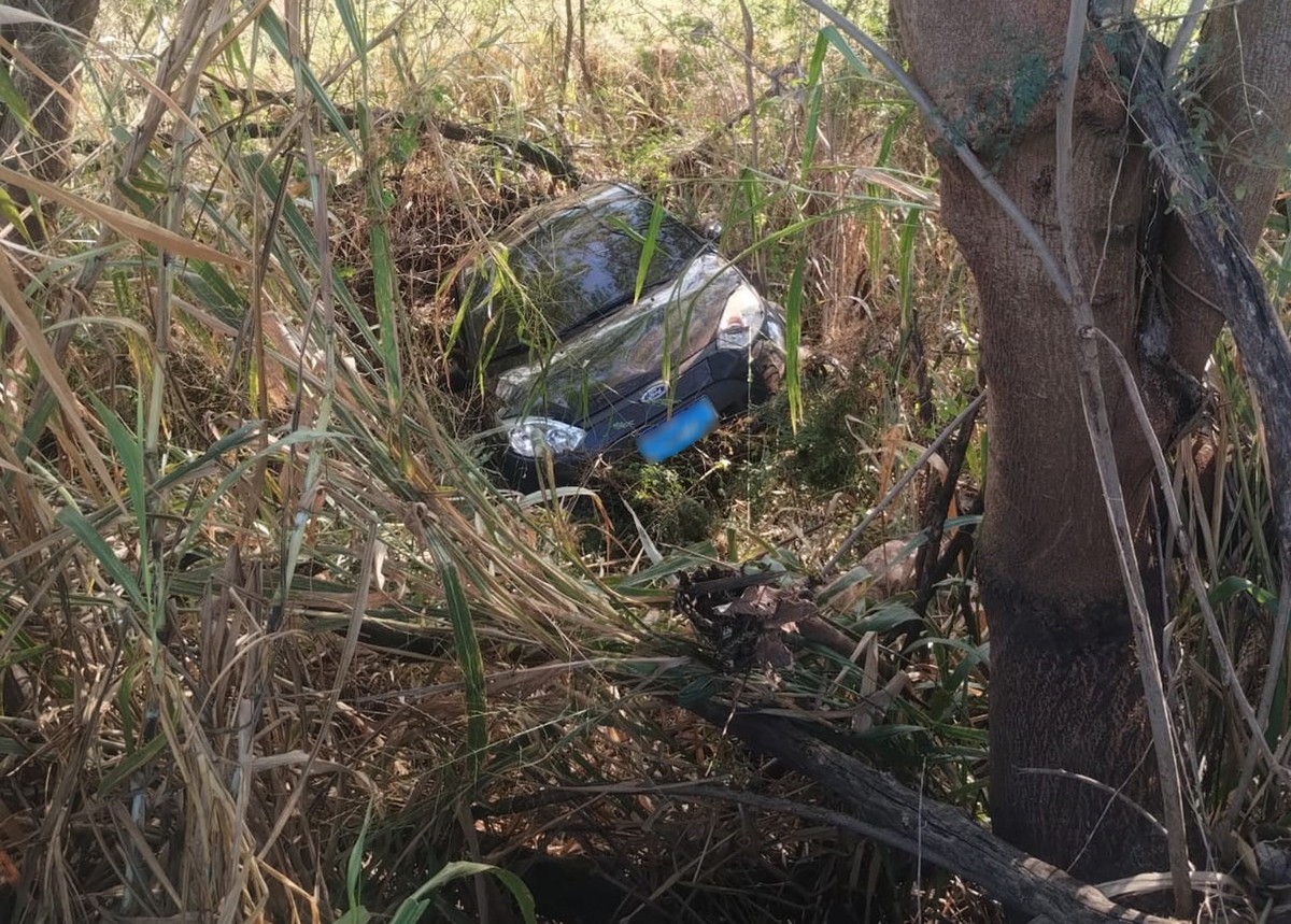 Motorista perde o controle da direção na Rodovia Comandante João Ribeiro de Barros e carro cai em ribanceira, em Irapuru