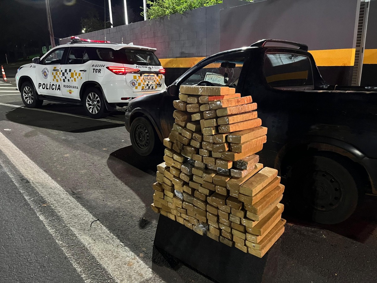 Fiscalização apreende 135 tabletes de maconha escondidos em fundo falso de picape, em Pres. Prudente