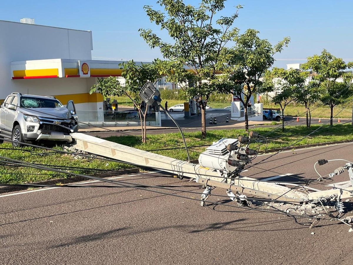 Ao tentar desviar de caçamba, motorista perde o controle e bate caminhonete contra poste na Avenida Miguel Damha