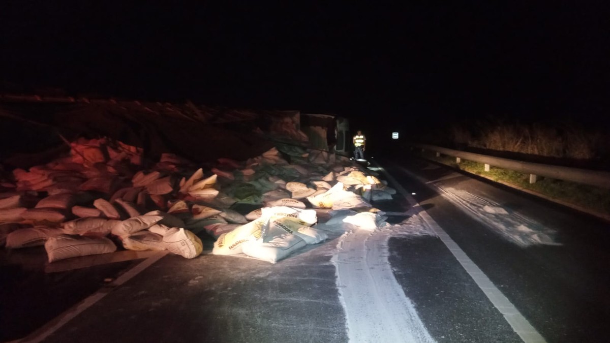 Caminhão carregado com farinha tomba e interdita trecho da Rodovia Assis Chateaubriand, em Estrela do Norte