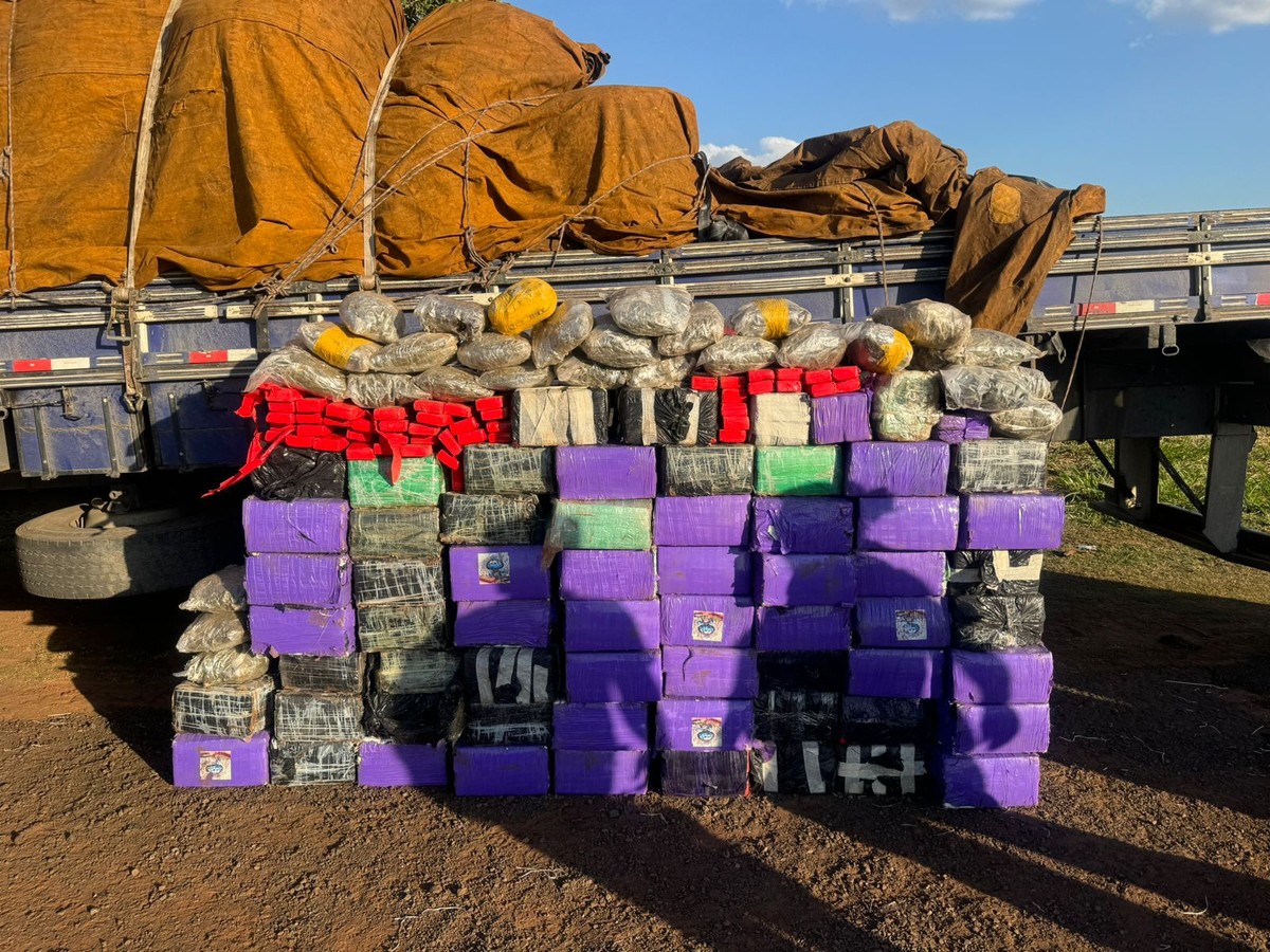 Motorista joga caminhão em cima de policiais e acaba preso com 1,5 tonelada de maconha e skank, em Martinópolis