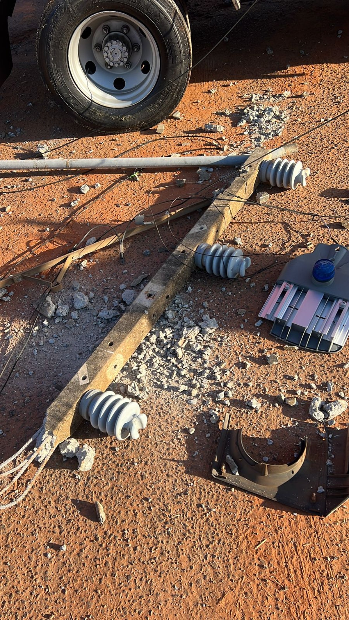 Caminhão bate contra poste na Avenida JK e causa interrupção no fornecimento de energia elétrica a moradores do Jardim Everest