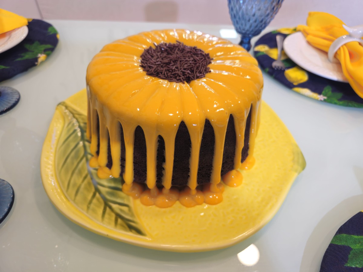 Com riqueza na decoração, Bolo Girassol é recheado com brigadeiro gourmet
