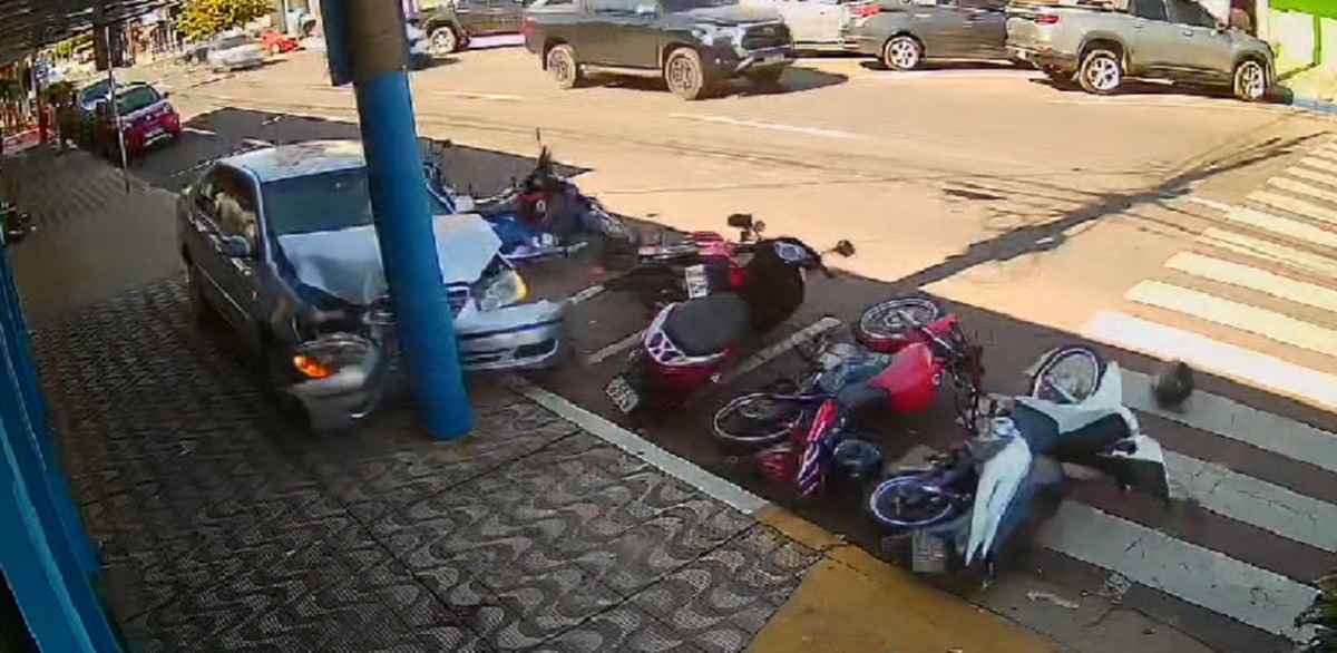 Idoso perde o controle da direção, atinge oito motos estacionadas e colide carro contra poste de energia elétrica em Dracena