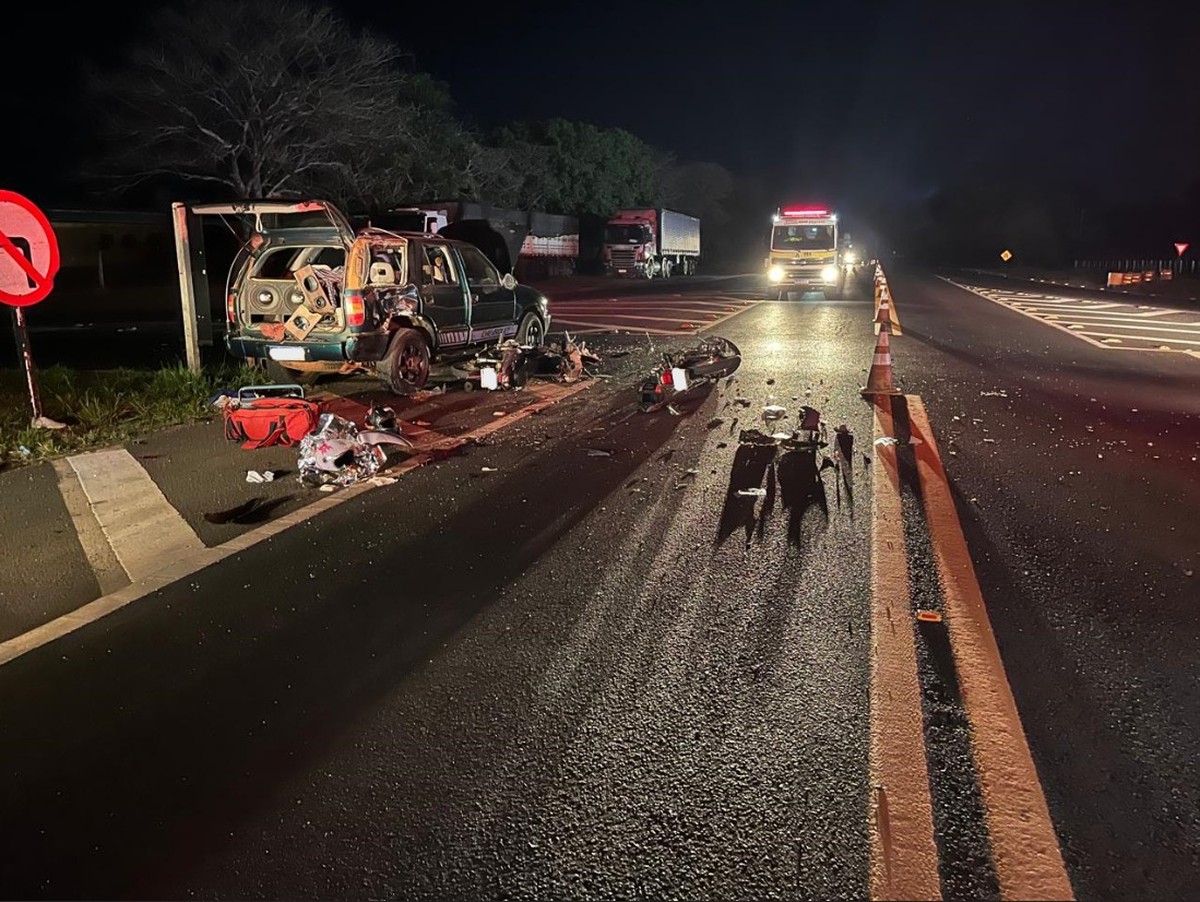 Homem morre após acidente de trânsito envolvendo duas motocicletas e uma caminhonete em Pirapozinho