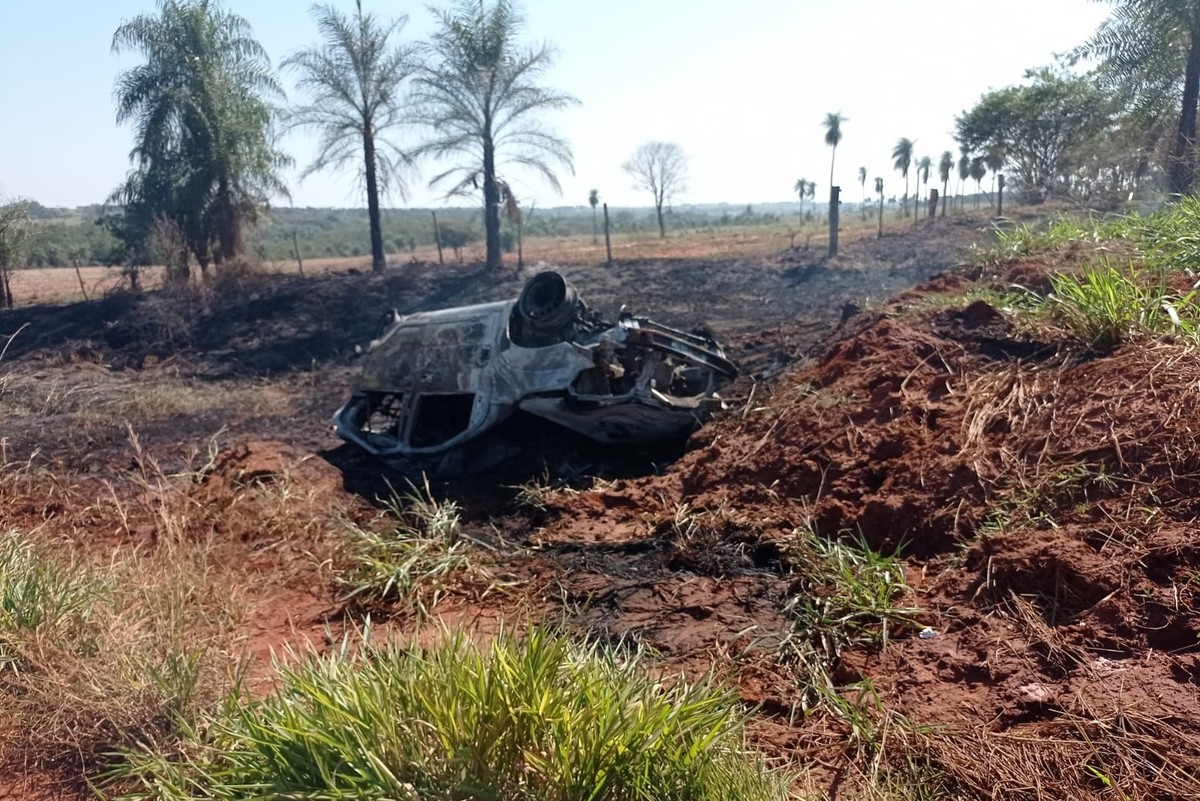 Motorista morre após carro capotar e pegar fogo na Rodovia Arlindo Béttio, no trecho entre Euclides da Cunha Paulista e Rosana