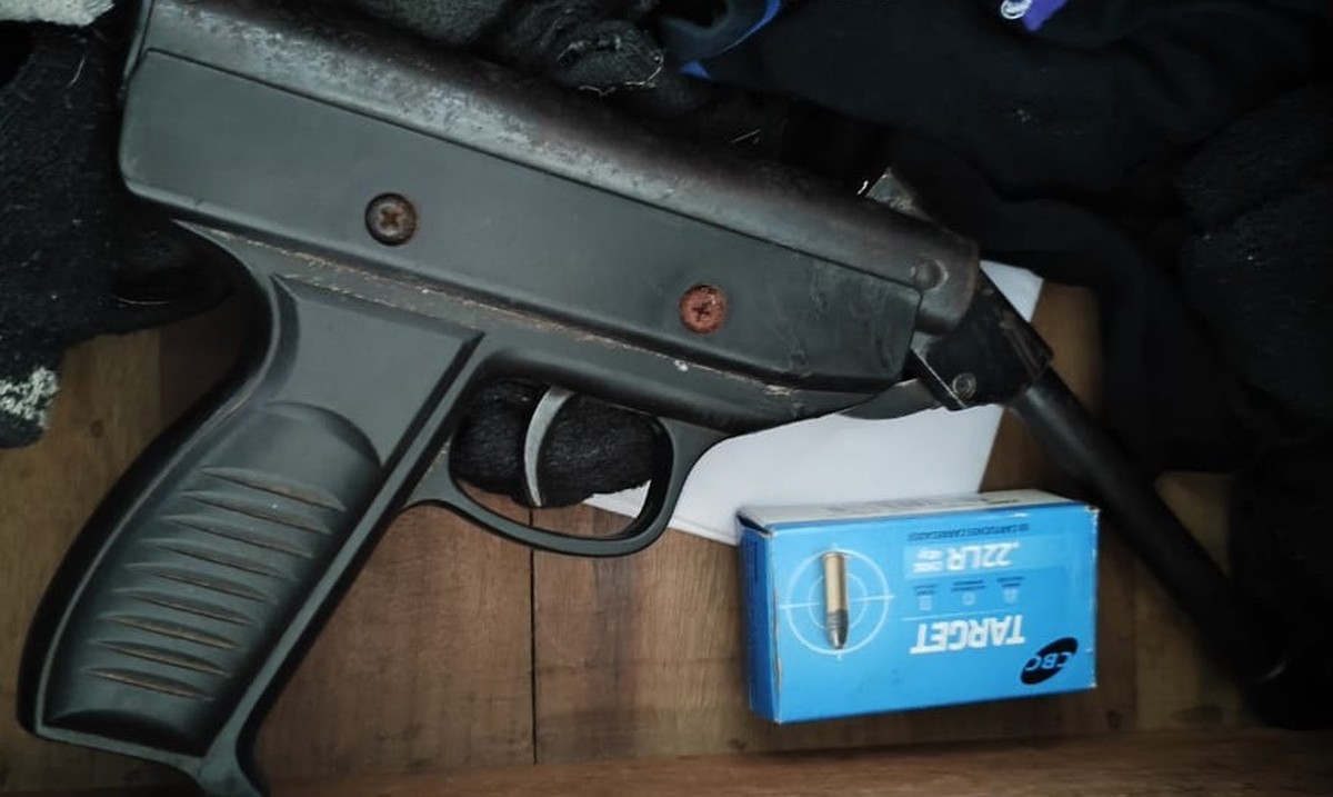 Sitiante é preso por porte irregular de pistola de pressão para caçar, em Santo Anastácio