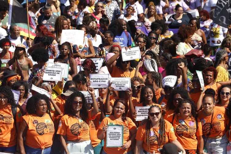 Rio de Janeiro (RJ), 28/07/2024 - 10ª Marcha das Mulheres Negras do RJ.  Mulheres negras marcham contra o racismo e pelo bem viver, na praia de  Copacabana, zona sul da cidade. Foto: Tânia Rêgo/Agência Brasil