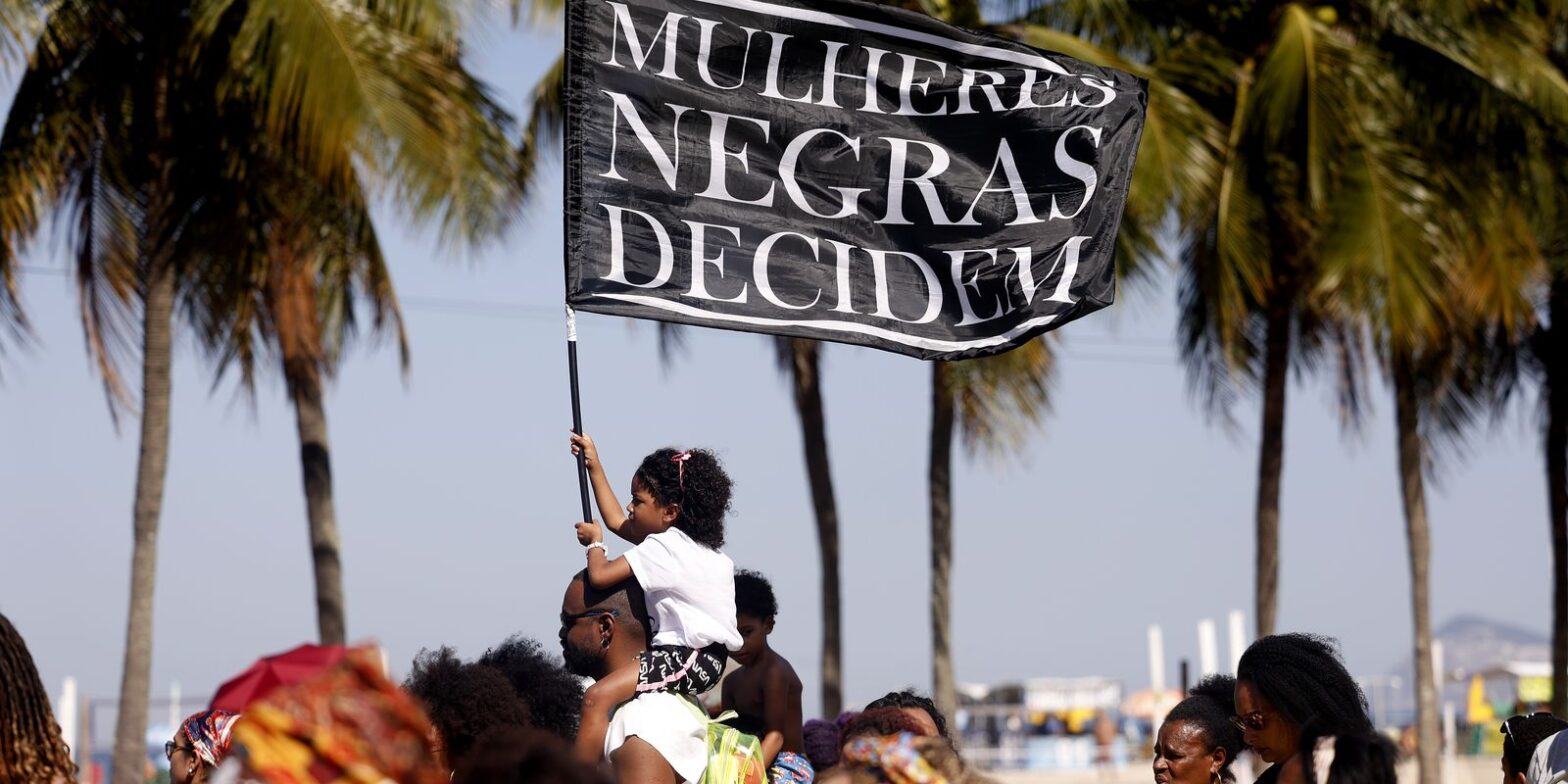 Marcha das mulheres negras une gerações na orla do Rio de Janeiro