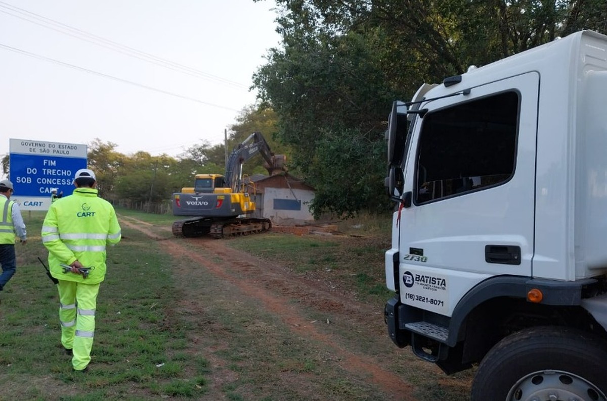 Imóveis do DER-SP são demolidos para eliminar cruzamento em nível de veículos na Rodovia Raposo Tavares, em Presidente Epitácio