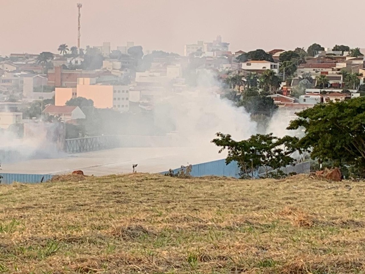 Incêndio atinge barracão com papelões na Avenida Joaquim Constantino, no Jardim Satélite