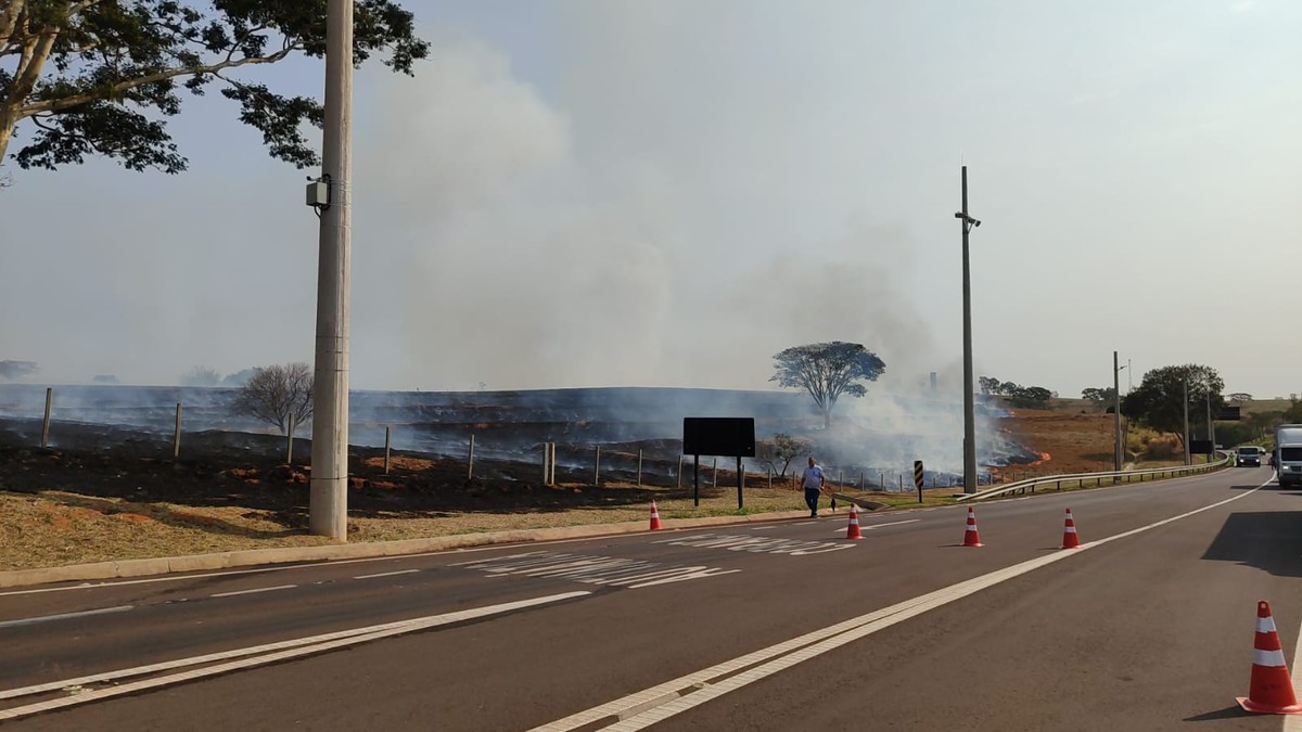 Caminhão com carga de feno pega fogo e incêndio destrói quase 17 hectares de pastagem às margens da Rodovia Comandante João Ribeiro de Barros, em Irapuru | Presidente Prudente e Região