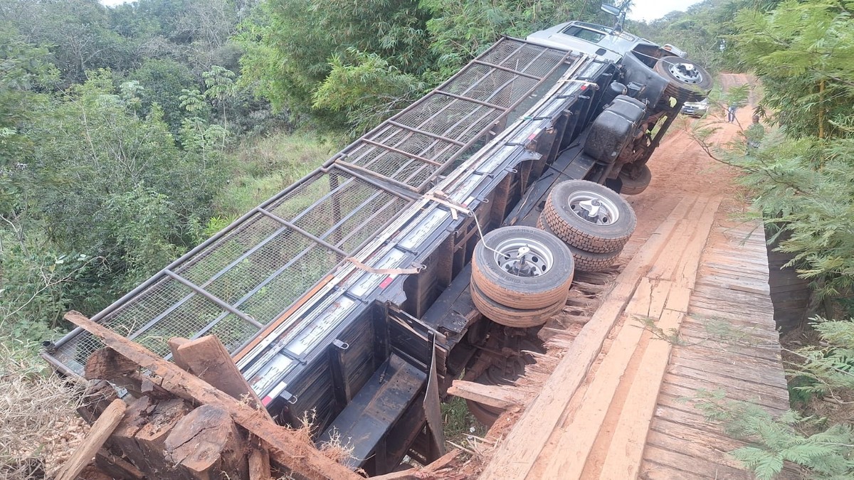 Caminhão com quase 14 toneladas de mandioca despenca de ponte de madeira na zona rural de Martinópolis | Presidente Prudente e Região