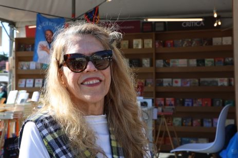 São Paulo (SP), 02/07/2024 - A intérprete e professora bilíngue Celene Santos visita A Feira do Livro na Praça Charles Miller, no Pacaembu. Foto: Rovena Rosa/Agência Brasil