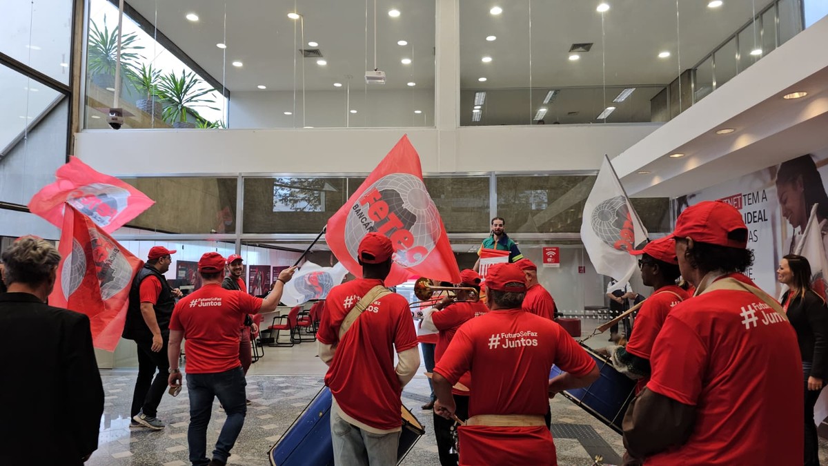 Com reivindicação de aumento real de 5%, caravana realiza manifestação em Presidente Prudente para defender campanha salarial dos bancários | Presidente Prudente e Região
