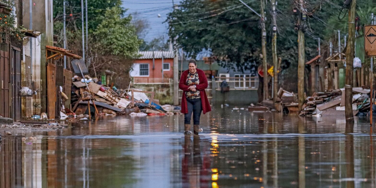 Ponte de contêineres é destruída no Rio Grande do Sul