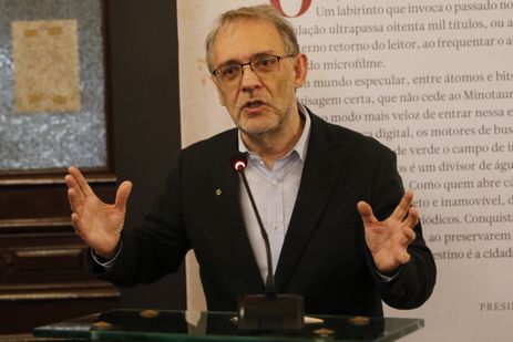 Rio de Janeiro (RJ), 13/07/2023 - O presidente da Fundação Biblioteca Nacional, Marco Lucchesi, na abertura da exposição Uma janela para o Armazém de Periódicos, da Biblioteca Nacional. Foto: Fernando Frazão/Agência Brasil